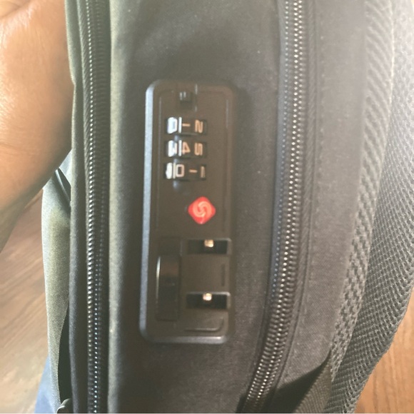 71mZwrTqA-L._AC_UY200_.jpg Black shrradoo Backpack with Multiple Pockets usb port locking device new no tag